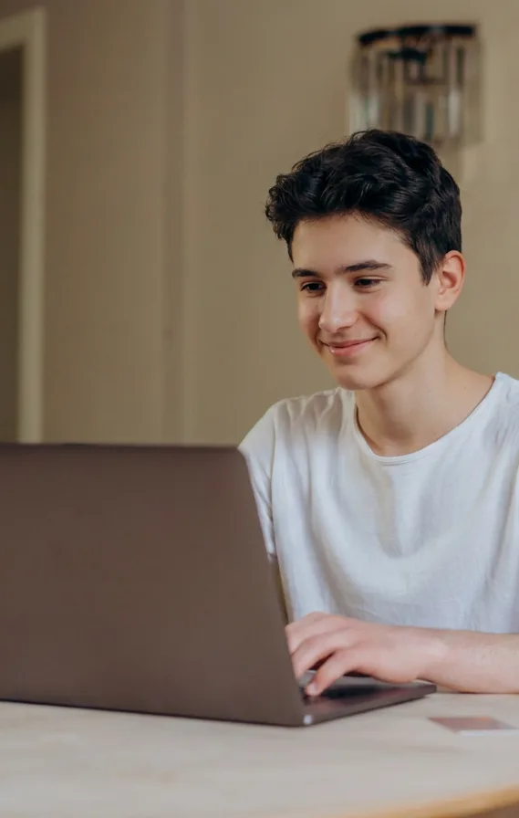 Adolescent 15-18 ani